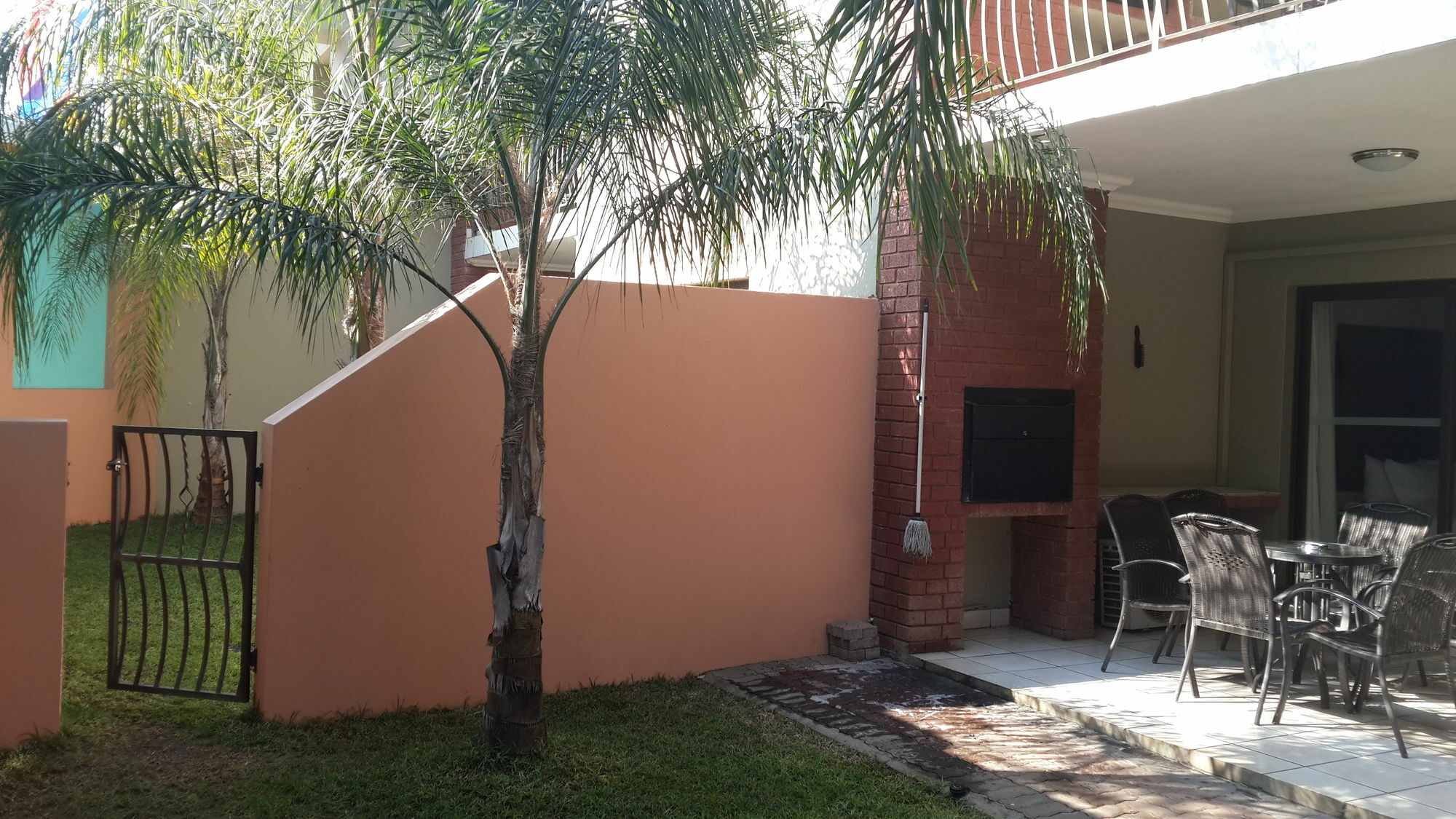 Palm Valley Inn And Day Spa Hartbeespoort Exterior photo